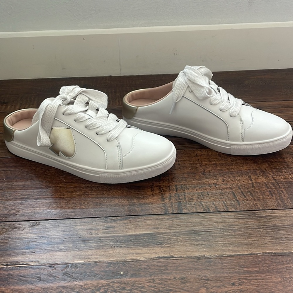 ♠️Kate Spade Signature Fez Court Leather Mule Sneaker, White / Pale Gold